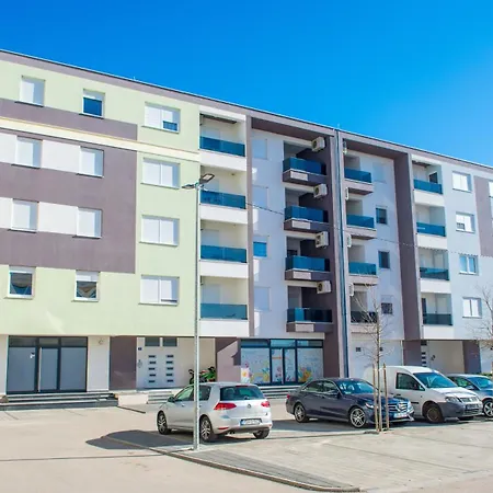 Apartman Lucy 1 *